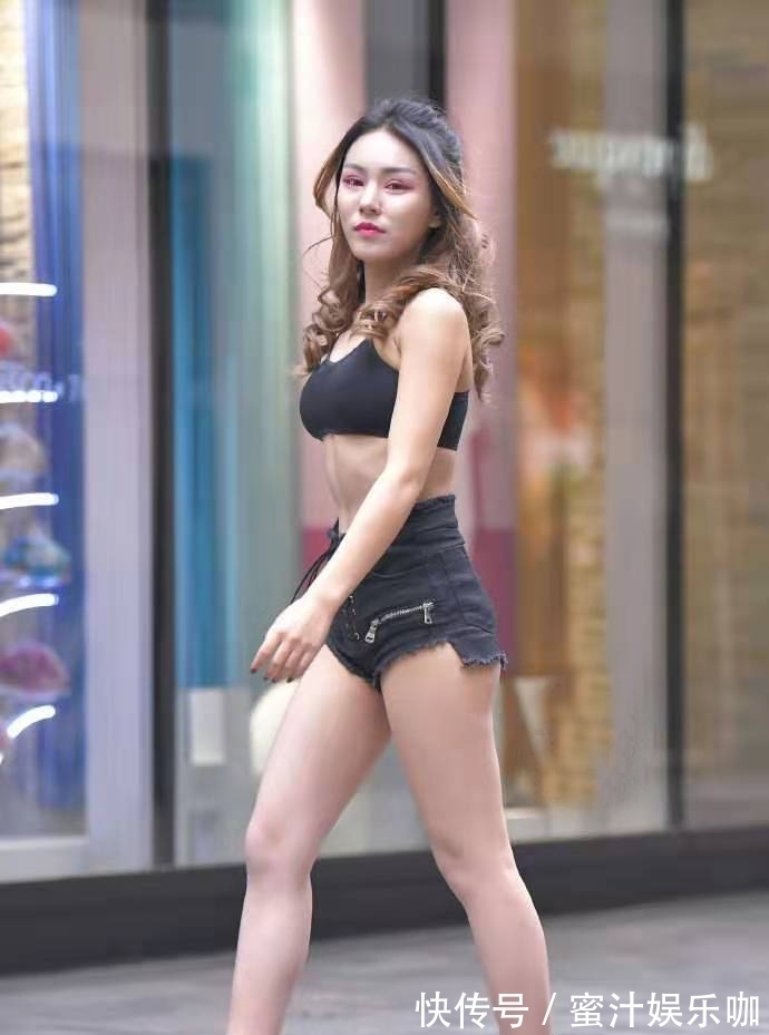 高跟鞋 好看又显气质的基础款穿搭,短打背心+牛仔短裤,清新又有女人味