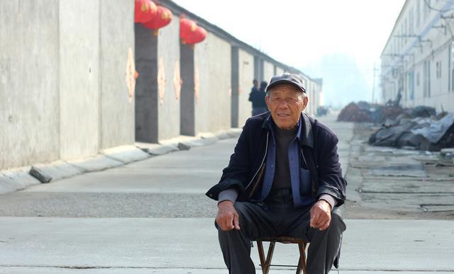 孩子|只有一个女儿的父母,晚年基本会迎来三种生活,网友:好现实