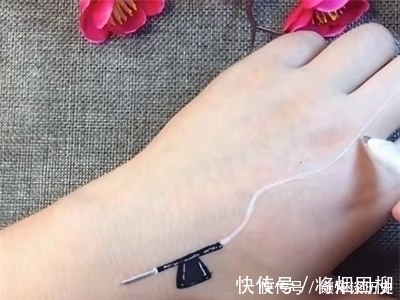 手上输液#小姐姐教你画“手上输液”,简单上手快,网友:怎么扎手腕了?