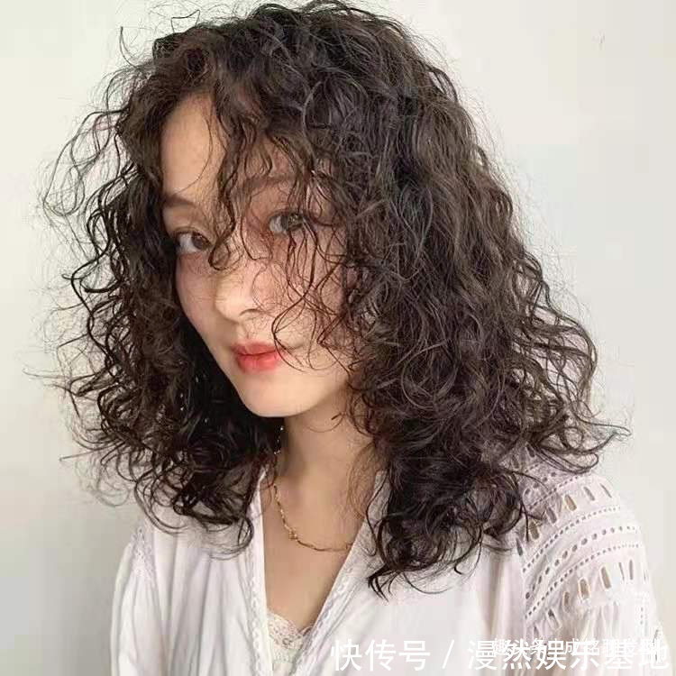 发型|头发细软女生别烫这三种发型，款式好看但发质不适合，伤发又没卷