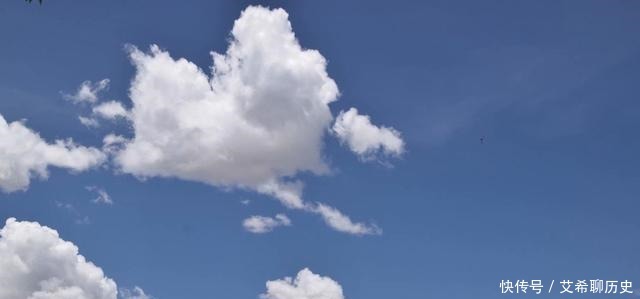 马布里山上著名的宫堡建筑群是藏族古建筑艺术精华