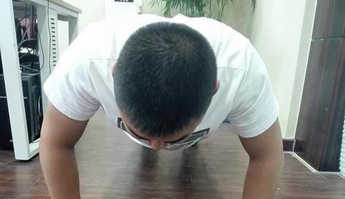 合格|每天练习俯卧撑，好处悄然而至，男人一次做多少个才算合格