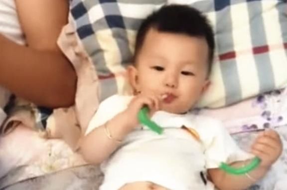 姿势|爸爸带娃的日常,连躺在床上的姿势也同步,妈妈:是爷俩