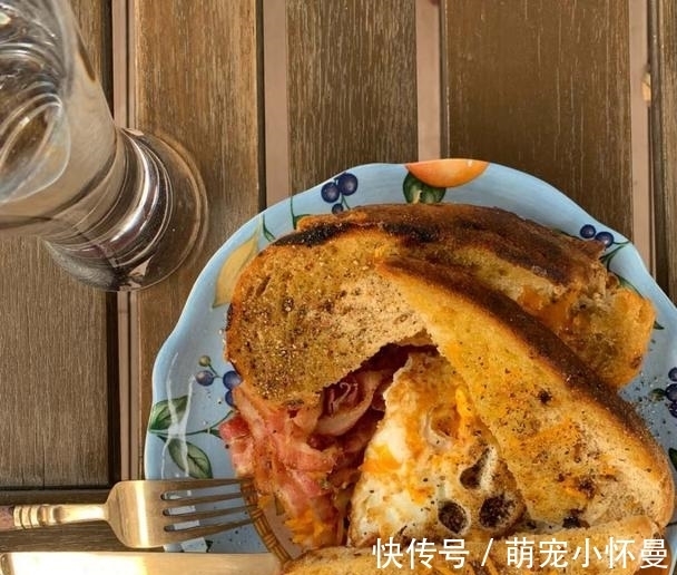 家里神兽送走后,黄磊喝着小酒悠闲自在做美食,网友:闻到香味了