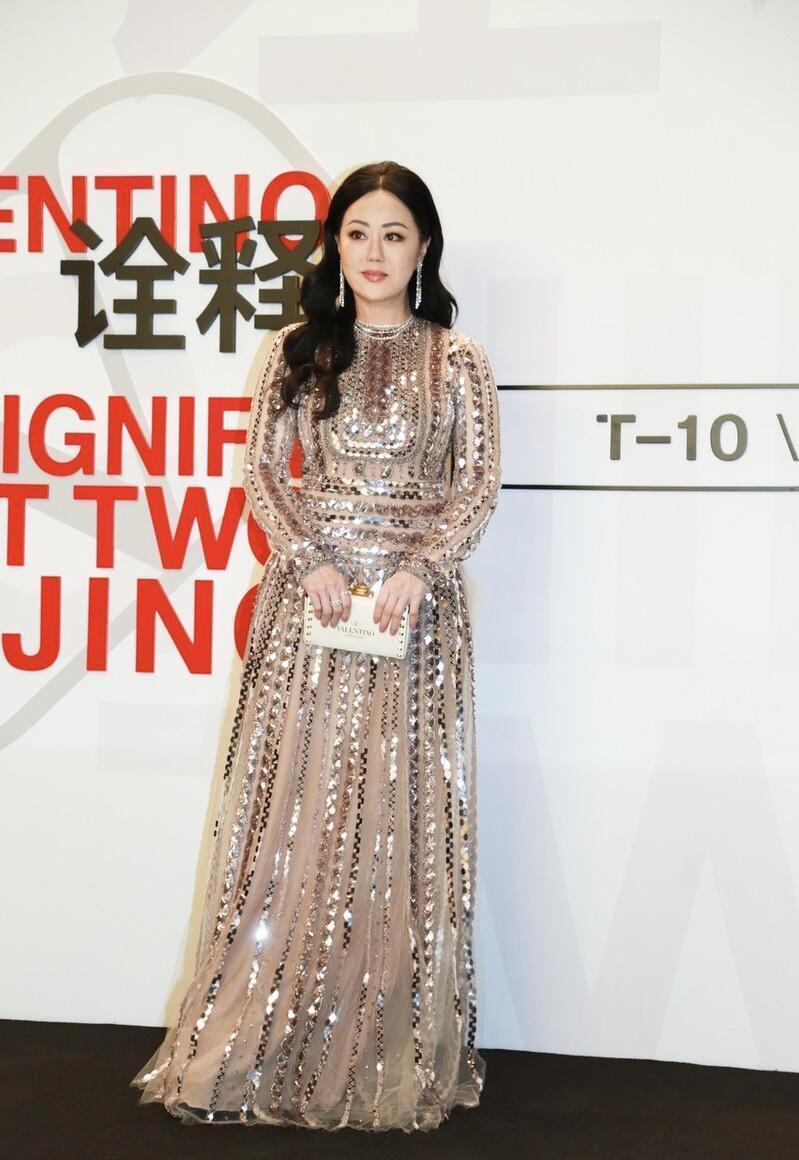 穿搭|章小蕙才是“人间富贵花”!穿香槟色亮钻长裙超有阔太气质,超美