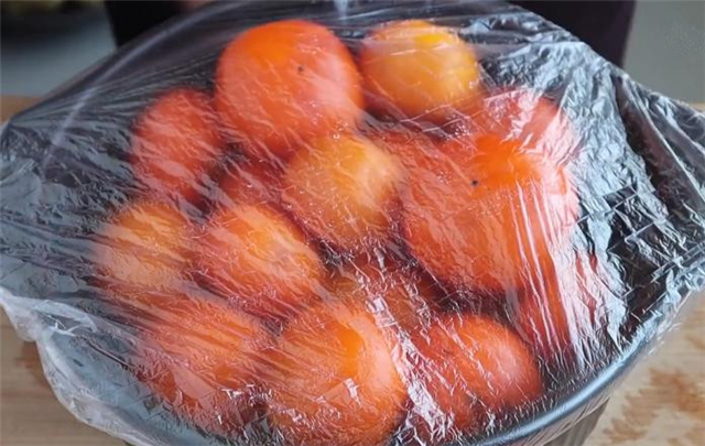 苦涩味|暖柿子,教你两个小技巧,柿子香甜脆爽又好吃,方法超简单