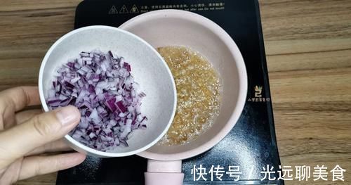 无论烙什么饼，和面时多加一种料，烙出的饼酥脆松软，凉了也不硬