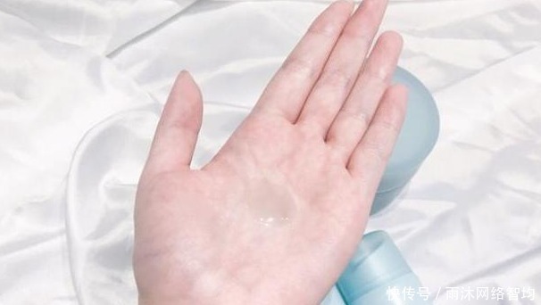 爽肤水|爽肤水倒手上就开始拍?医生哭笑不得:果然是人傻钱多!