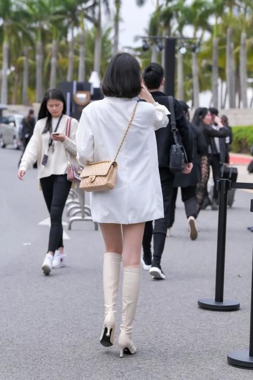  牛仔|街拍：露腰的背心搭配牛仔热裤，展现出美女性感的身姿