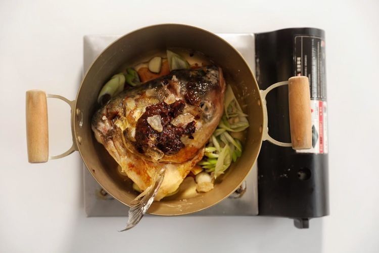 一个鱼头加一块豆腐这样一锅炖，很多人吃了都会上头，太下饭了