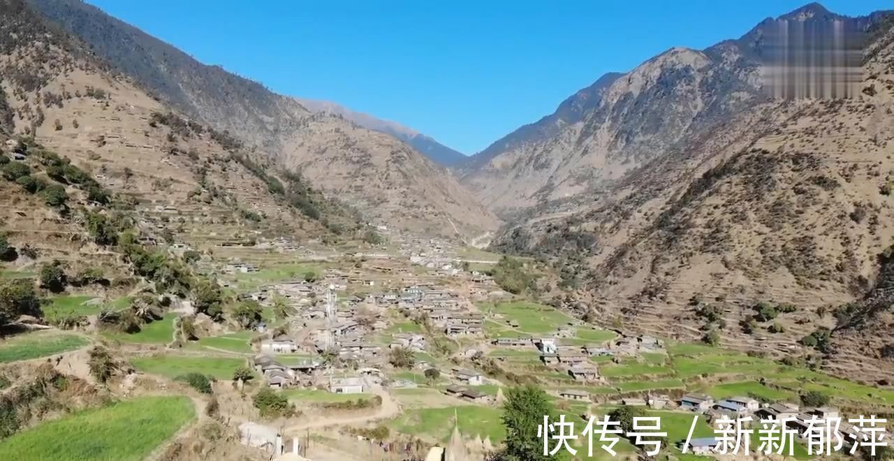 尼泊尔村庄里的穷人，米饭配土豆招待中国小伙，小孩对相机很陌生