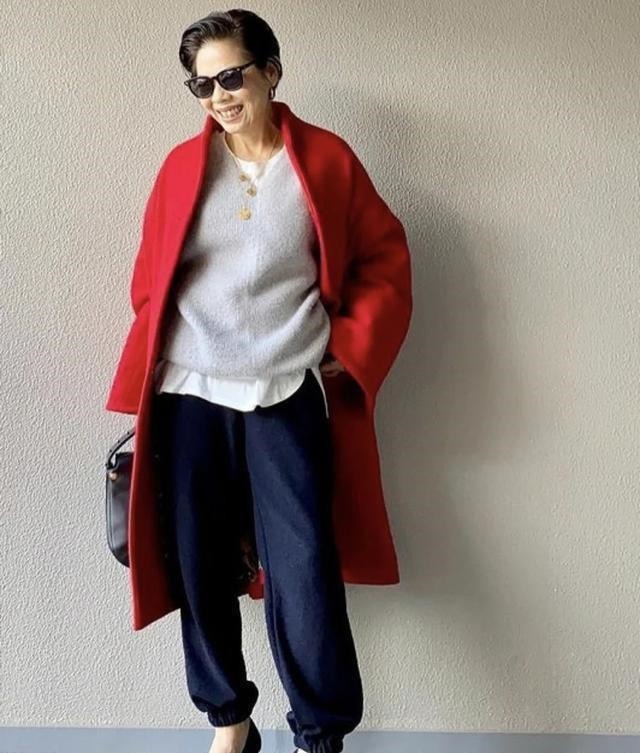 风衣 身高153,年龄58岁又怎样?她靠利落穿搭圈粉无数,好会穿