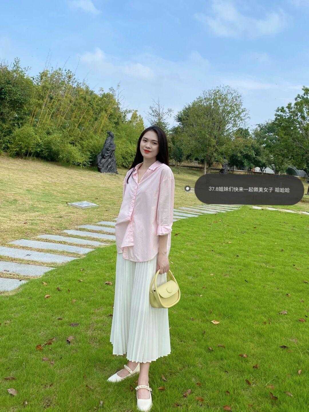 针织衫|入秋以后怎么穿？衬衫搭配白色百褶裙简约时髦，干练又不失优雅