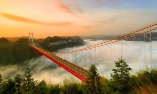 矮寨奇观景区，有百年公路千年苗寨，更有被评为世界最美的大桥！