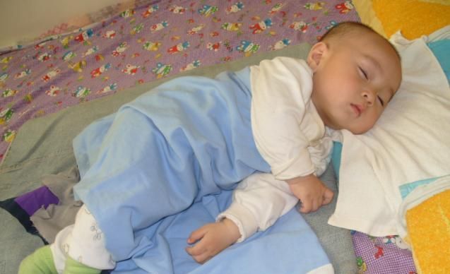 家长|宝宝睡觉总喜欢摇头,是睡眠浅还是缺钙所致?背后原因家长要明白