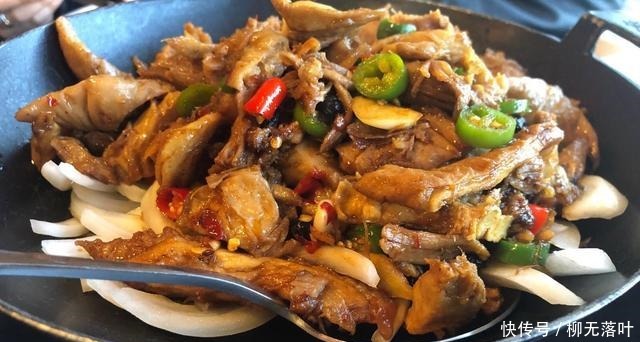  拆骨肉烧肥肠，成本低，满足爱吃肥肠的你