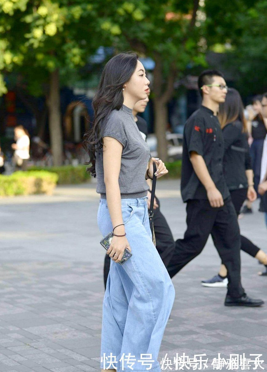 休闲|一款牛仔裤就能配出简约风格，休闲又有运动风