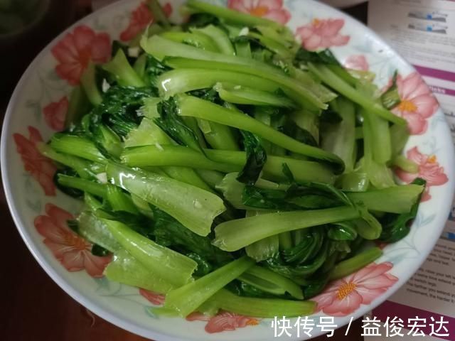 高温|带男友回家，爸爸顶着高温用柴火烧菜，吃完饭后男友留下2千元