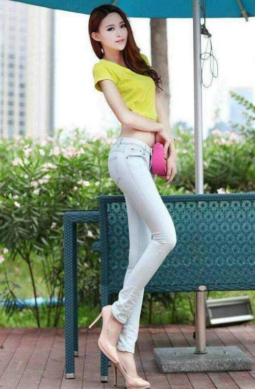 美女|女神穿搭：小姐姐爱穿洋气可爱的紧身牛仔裤，更加突显曼妙身材