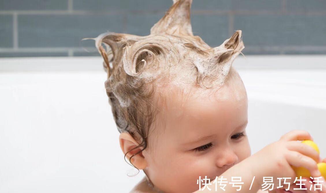 婴幼儿|冬季给宝宝洗头,一周洗几次?妈妈做好万全准备,让宝宝配合洗头