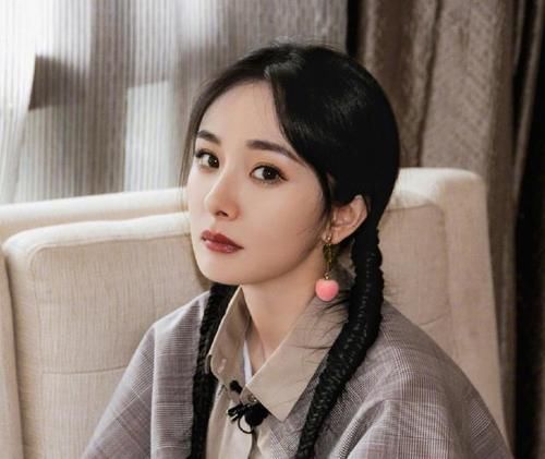 “发际线高”的女人，建议留以下4种“刘海”，显脸小还显年轻