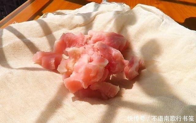 吃完|吃完的柚子皮千万别扔,教你做成糖,晶莹剔透,甜蜜可口,超好吃