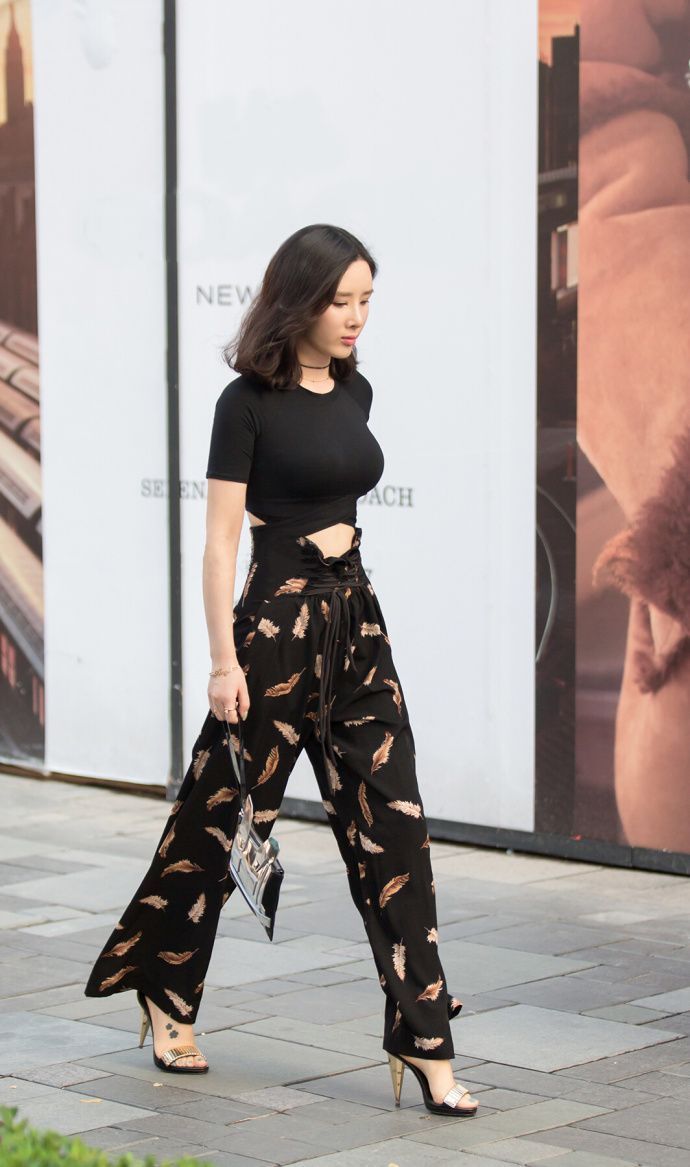 街拍：小姐姐清凉装扮摩登而时尚，秀出绝美好身材，凸显时尚气息