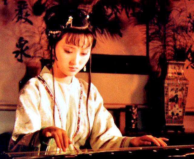 宝钗$难怪黛玉和宝钗竞争失败,放风筝时,就已经说出了她的归宿