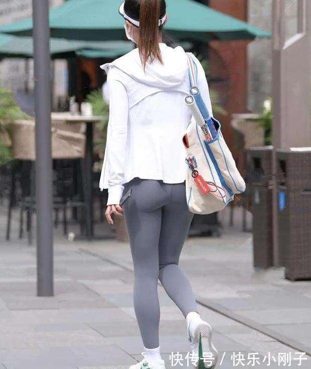 打底裤 低腰修身的开叉打底裤,搭配风格时尚一些,洒脱时尚