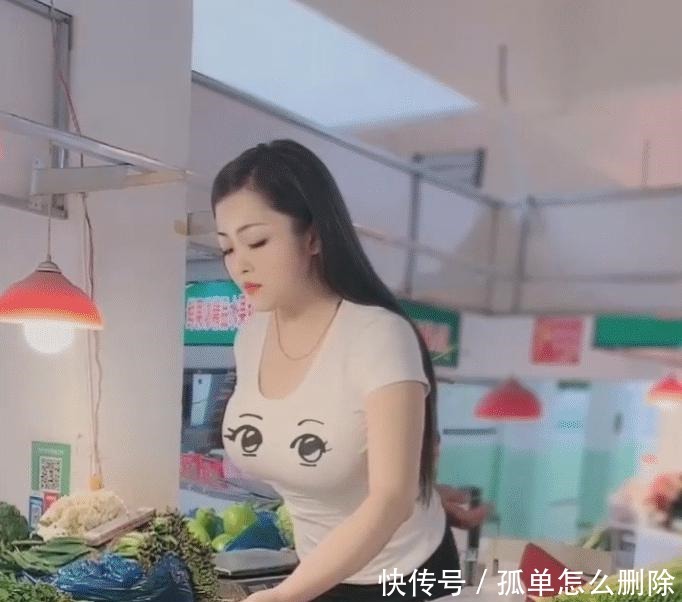 菜市场买胡萝卜的美女, 看起来好贤惠!