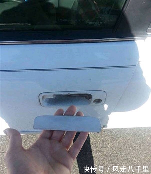 |搞笑图片幽默段子笑话:大哥你的车把手今天放假,哈哈哈