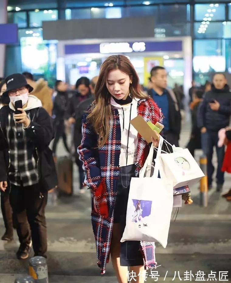 穿搭|懒人穿搭法：大衣+卫衣保暖时尚，穿搭失败概率几乎为零