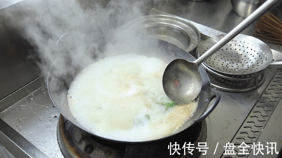 鸡肉|这道菜，曾被美食节目收录，皮酥肉嫩、鲜香麻辣，很适合中秋家宴