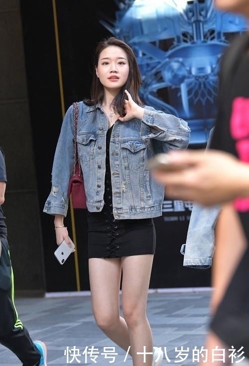 黑色连衣裙加小白鞋,搭配一件牛仔外衣,显得潇洒自若