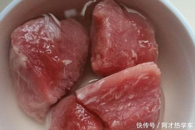 大厨|解冻肉别拿清水泡了，大厨教你一招，10分钟就能化开，特省事