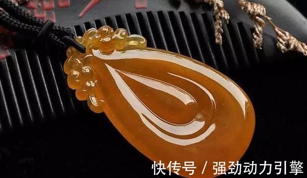 节日 一件名牌衣服的价格,可以买一个翡翠饰品,你会选择哪一个!