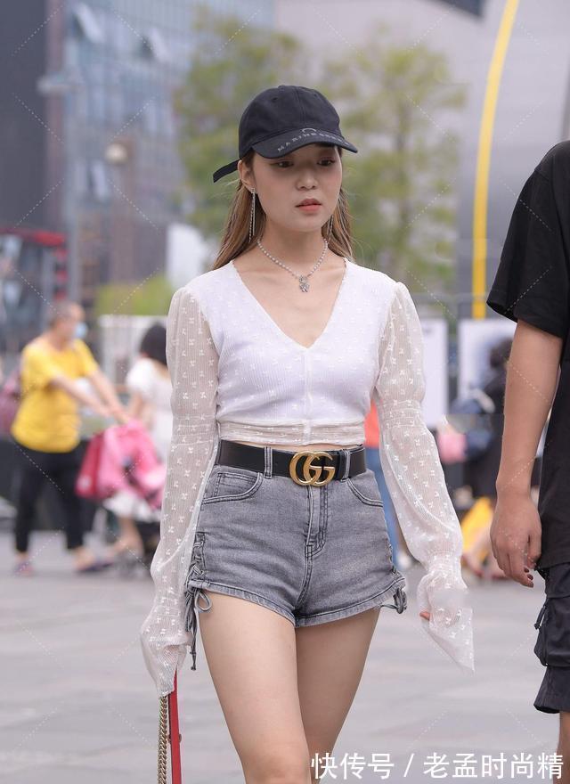 俏皮|白色网纱袖上衣搭配烟灰色牛仔短裤,青春靓丽,尽显俏皮美感