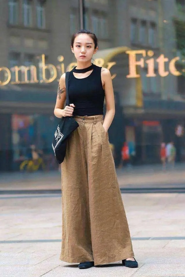 露腰 穿阔腿裤建议搭配露腰上衣，不但非常修饰身材，而且还很时髦
