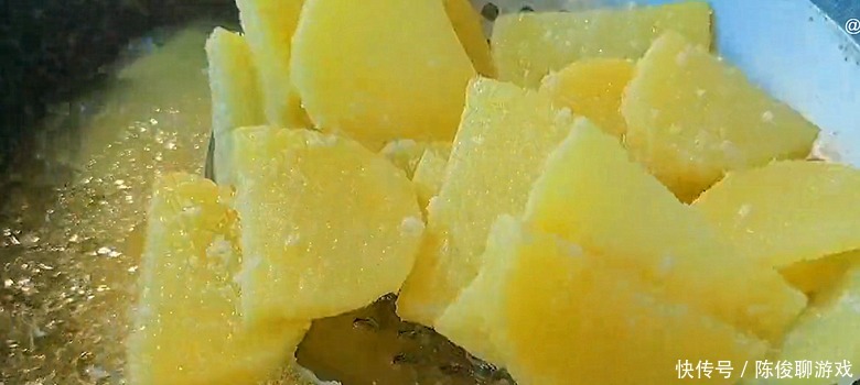 土豆片这样做太好吃了,学会用它来招待客人,比红烧肉还受欢迎