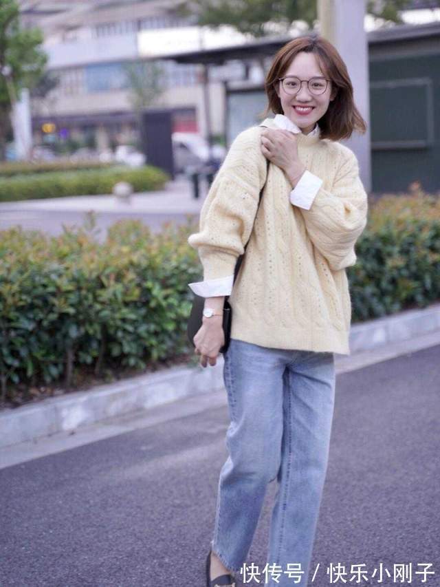 毛衣|秋天如何穿出高级感?用毛衣内搭白衬衫和牛仔裤,照看都好看