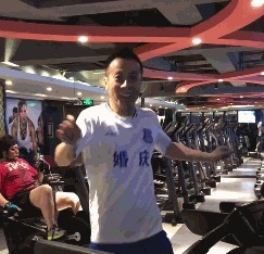 |搞笑GIF:一张膜十元钱,我都帮你免费贴了,你还想哪样?