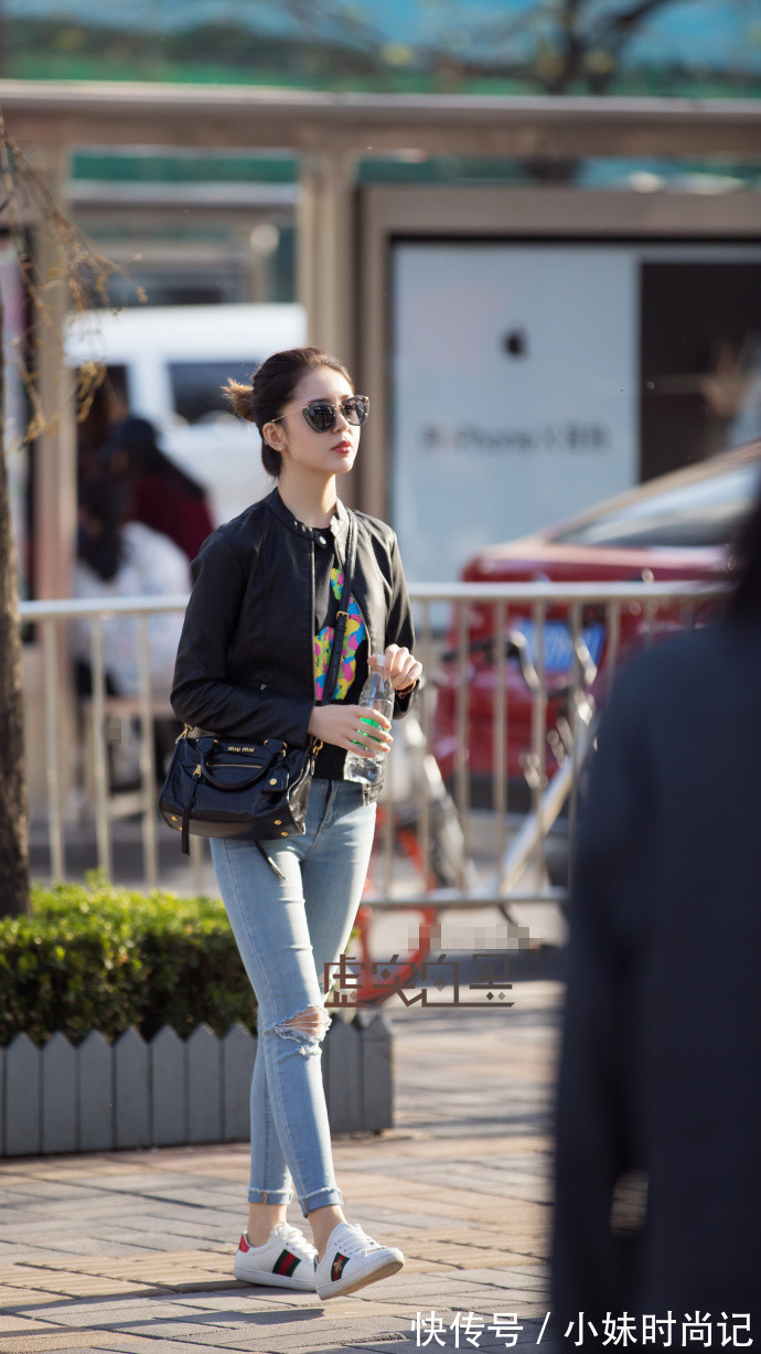 蓝白条纹阔腿裤|街拍,白衬衫搭配蓝白条纹阔腿裤,休闲又有范!