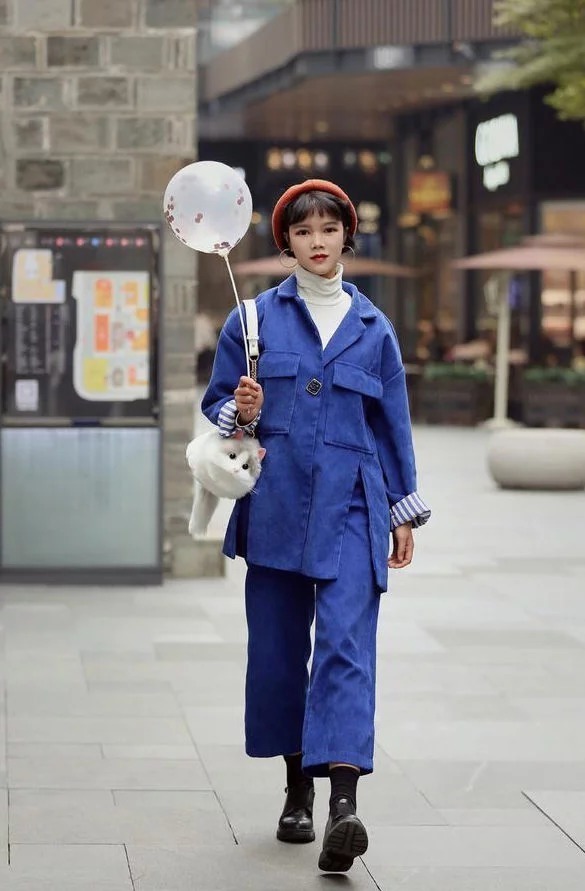 尽显|街拍:小姐姐清新素雅的穿搭呈现不同风格,尽显女性魅力