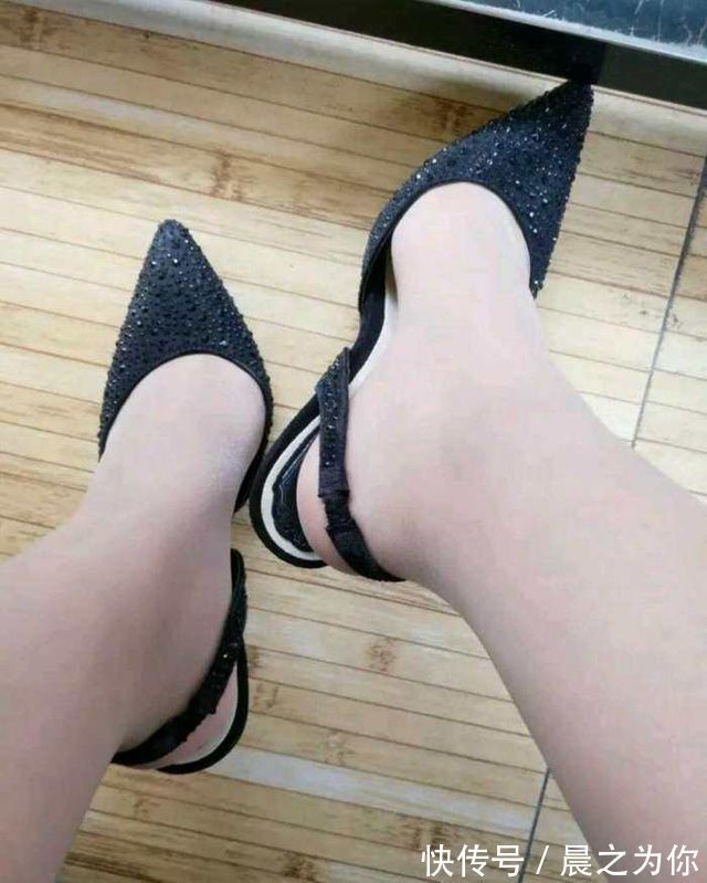 一字带 精致设计的尖头细跟高跟鞋配上丝袜,彰显女性的青春气息