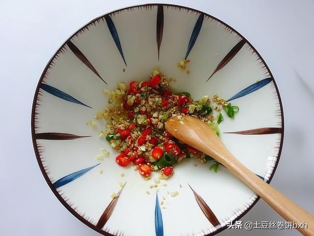 眯眯眼|晚餐的一碗面火了,酸爽开胃吃不胖,香到眯眯眼,网友:明天安排