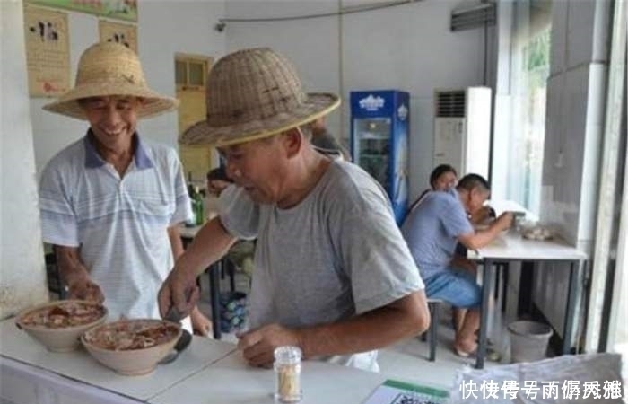 这个才是正宗的羊肉汤,水龙头从来没关过,乳白色的汤就看出了羊肉