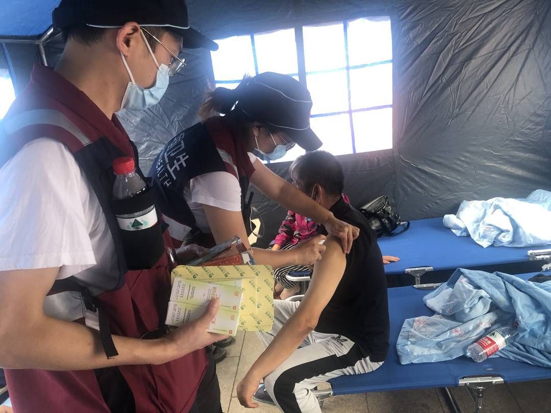 封面新闻|中医组团进帐篷 泸县安置群众免费“看专家”