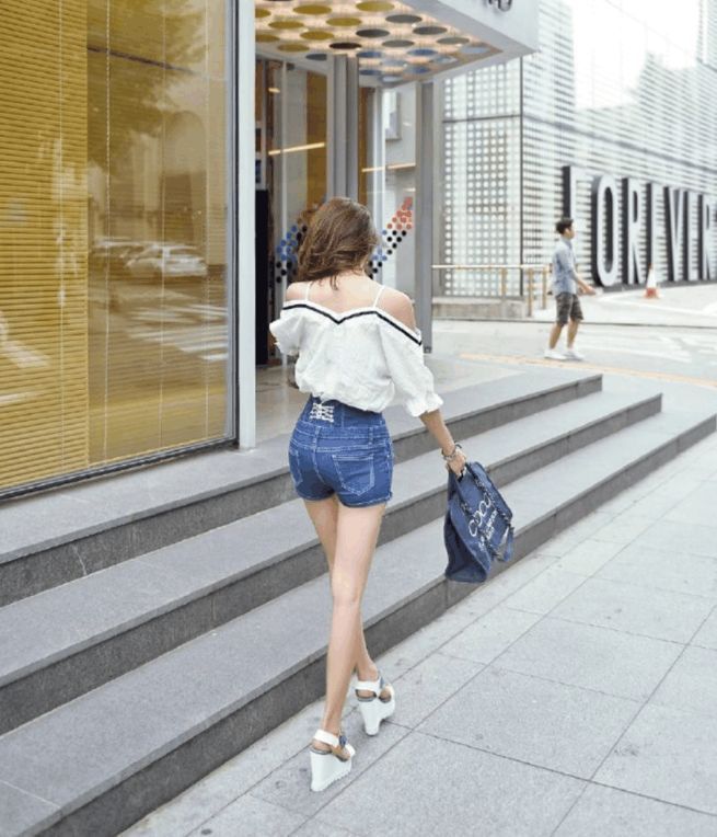 个性时尚的美女街拍优雅洋气的美女,秀出迷人曲线