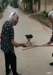 |搞笑GIF:在地下停车场还敢开这么快?真的是不怕!