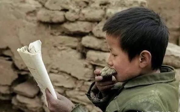 小学生|小学生放学,孩子背“麻袋”当书包,站在队伍外不敢靠近惹人心疼